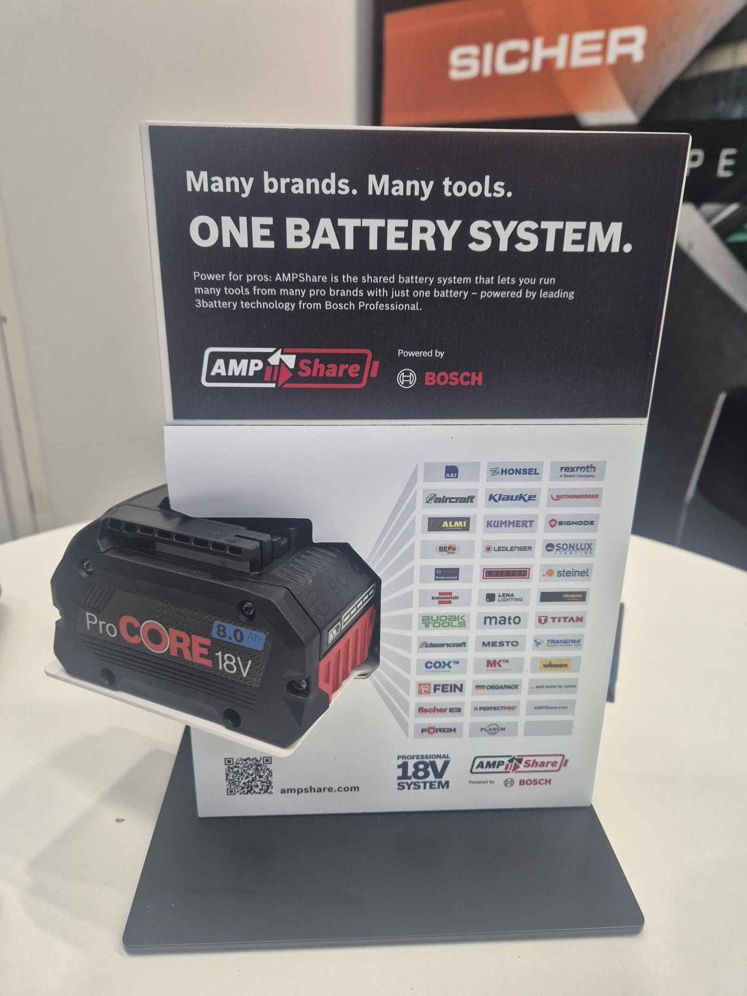 Das Bild zeigt einen AMP Share Akku von Bosch und alle Partner, die am AMP Share Programm teilnehmen.