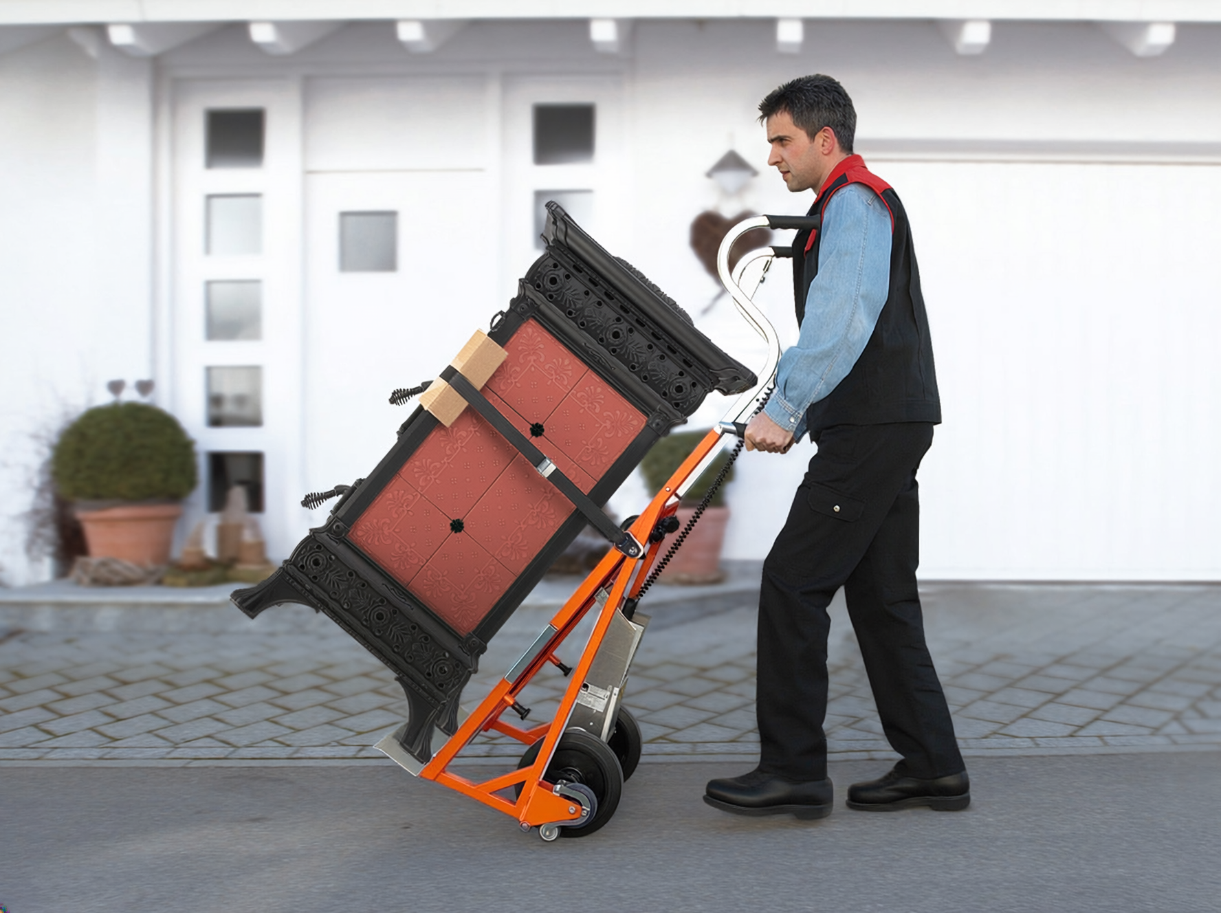 Mit der Sackkarre CargoMaster wird der neue Ofen direkt nach Hause gebracht