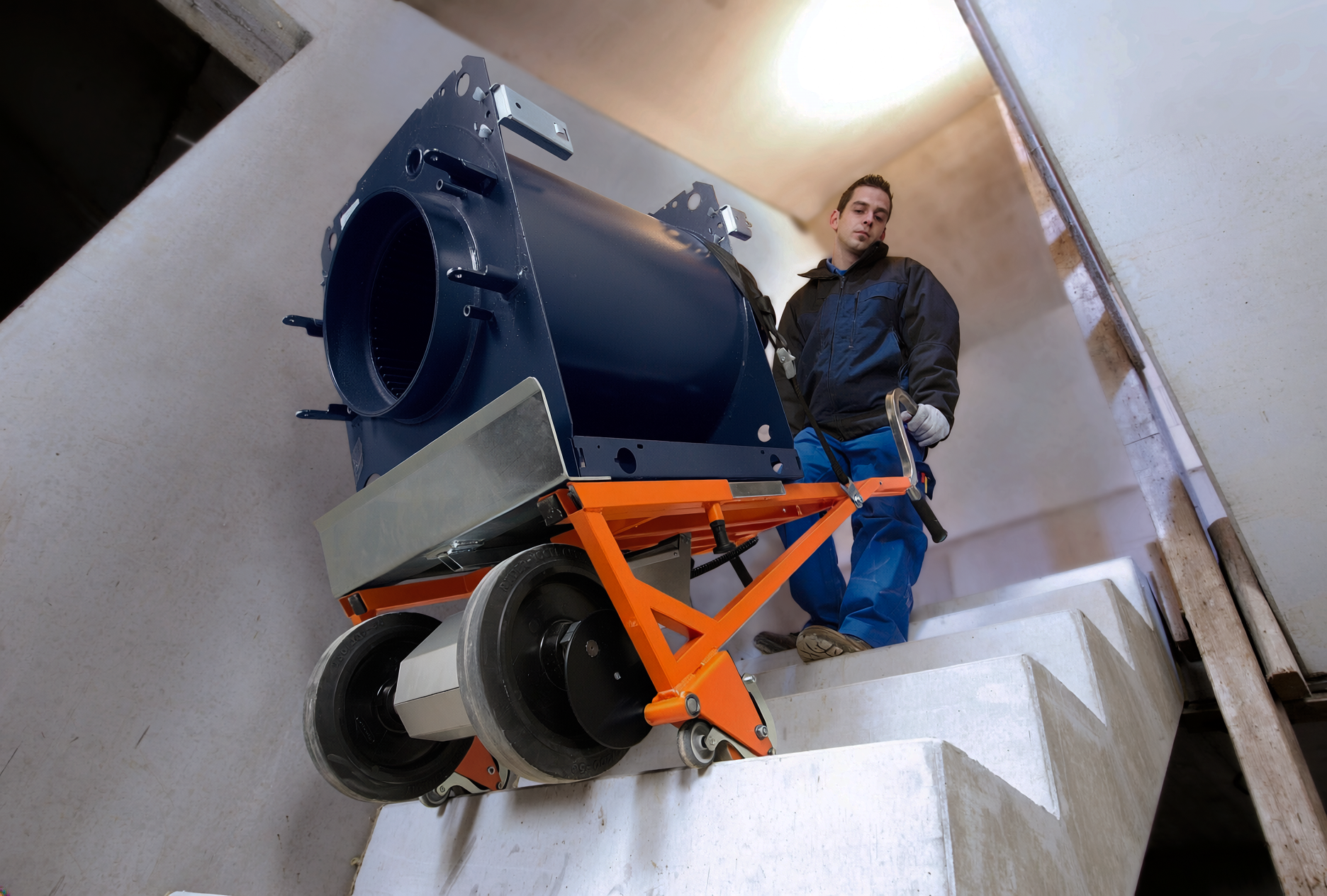 Schwerlasttransport über Treppen mit nur einer Person ist kein Problem mit unserem CargoMaster