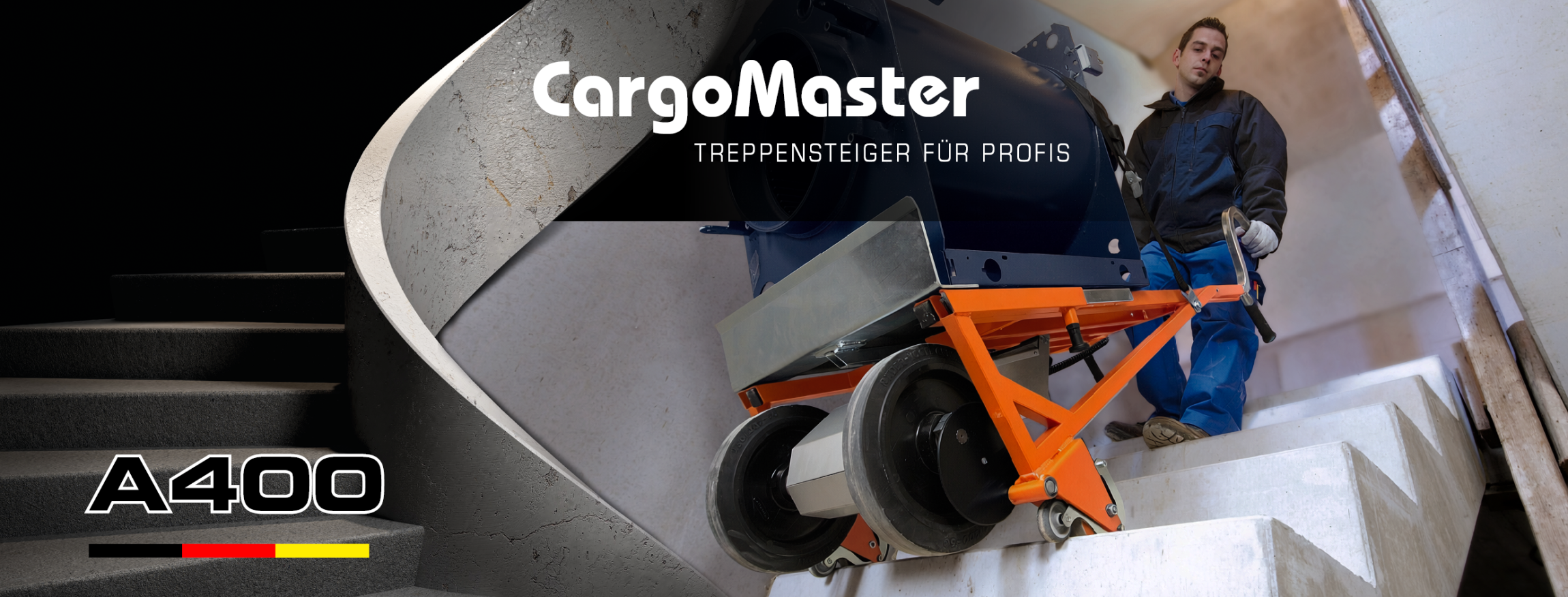 Das Bild zeigt einen Mann, der mit Hilfe eines elektrischen Lastentreppensteigers CargoMaster, eine schwere Last über eine Treppe befördert. Links ist eine Treppe angedeutet sowie der Produktname A350 ist zu lesen. Im mittleren Teil des Bildes befindet sich ein der Text: "CargoMaster Treppensteiger für Profis"