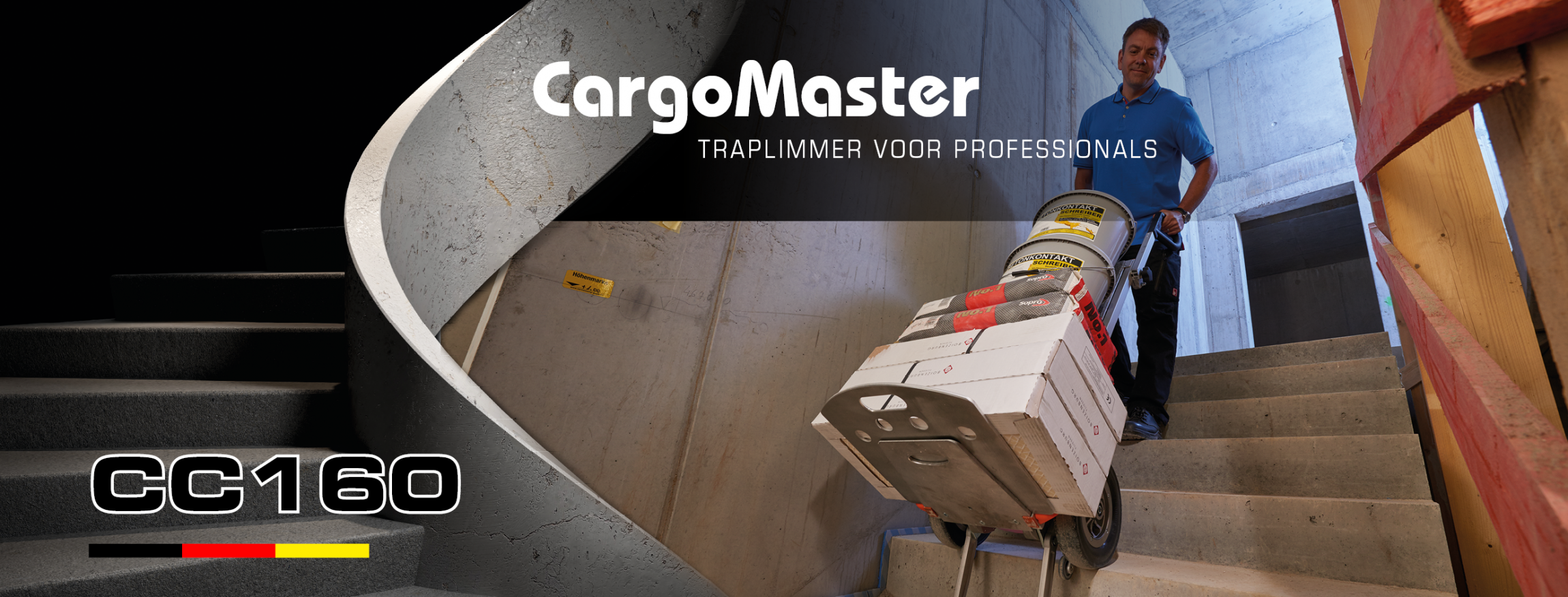 De foto toont een man die verschillende zware materialen een trap op vervoert met een trapzakwagen. Op de foto staat “AAT CargoMaster trapklimmer voor professionals”, lasttransport tot 200 kg over de trap, extreem veilig traprandremsysteem per wiel, geïntegreerde meertraps accu-indicator. Er is ook een tekening van een hand die zijn duim omhoog strekt.